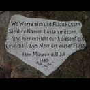 Die exakt 125 Jahre alte Inschrift auf dem sog. Weserstein am Zusammenfluss